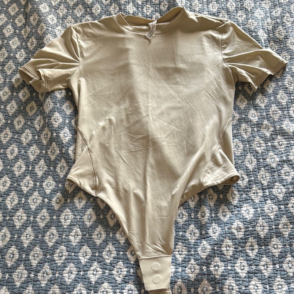 Short sleeve body suit